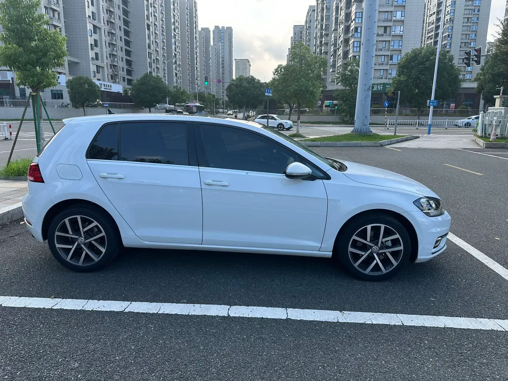 2020 VOLKSWAGEN GOLF thumbnail 4