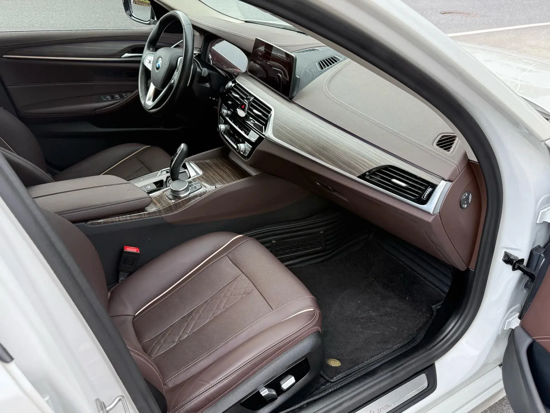 2020 BMW 5 thumbnail 4