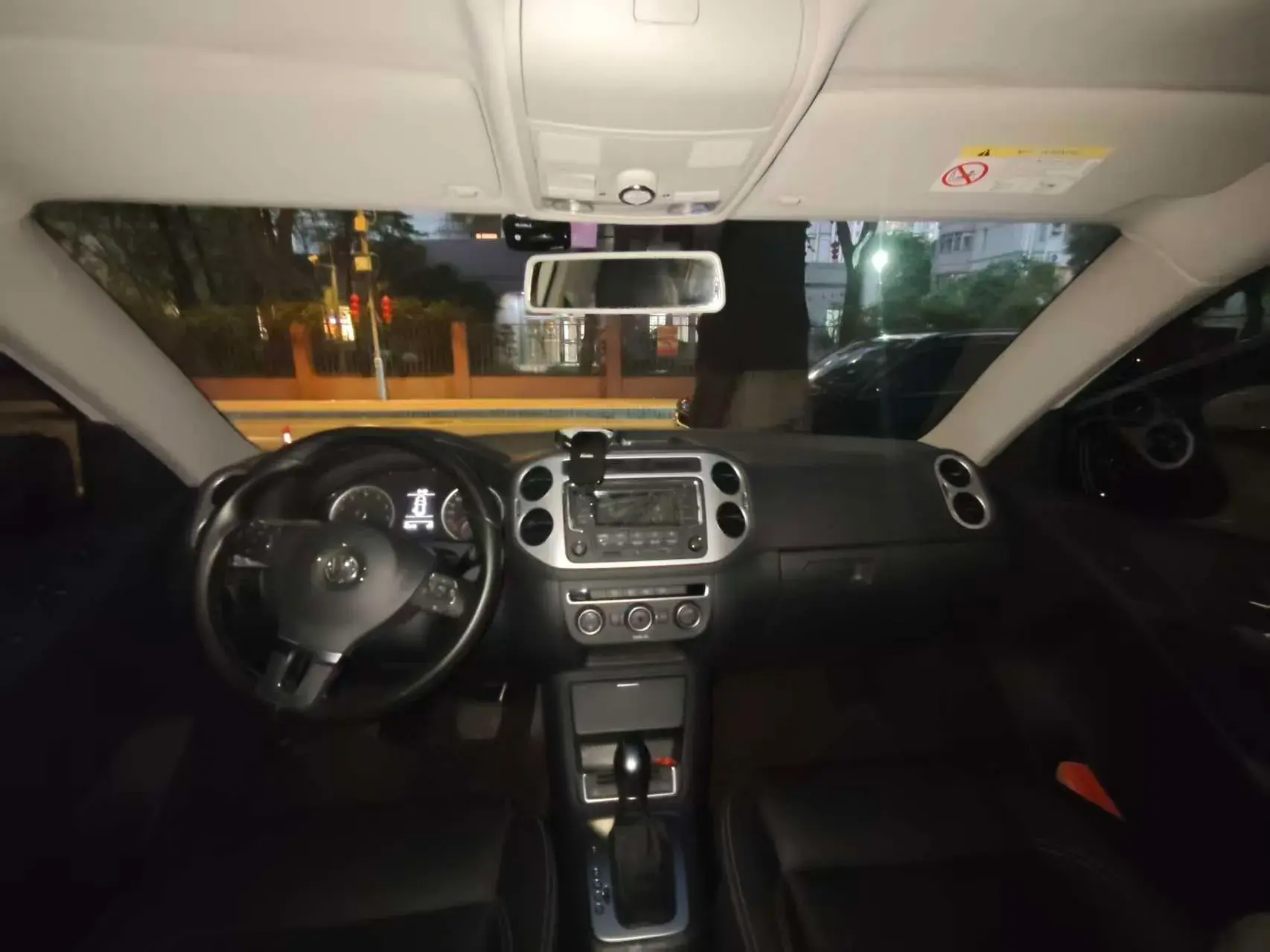 2017 VOLKSWAGEN TIGUAN thumbnail 3