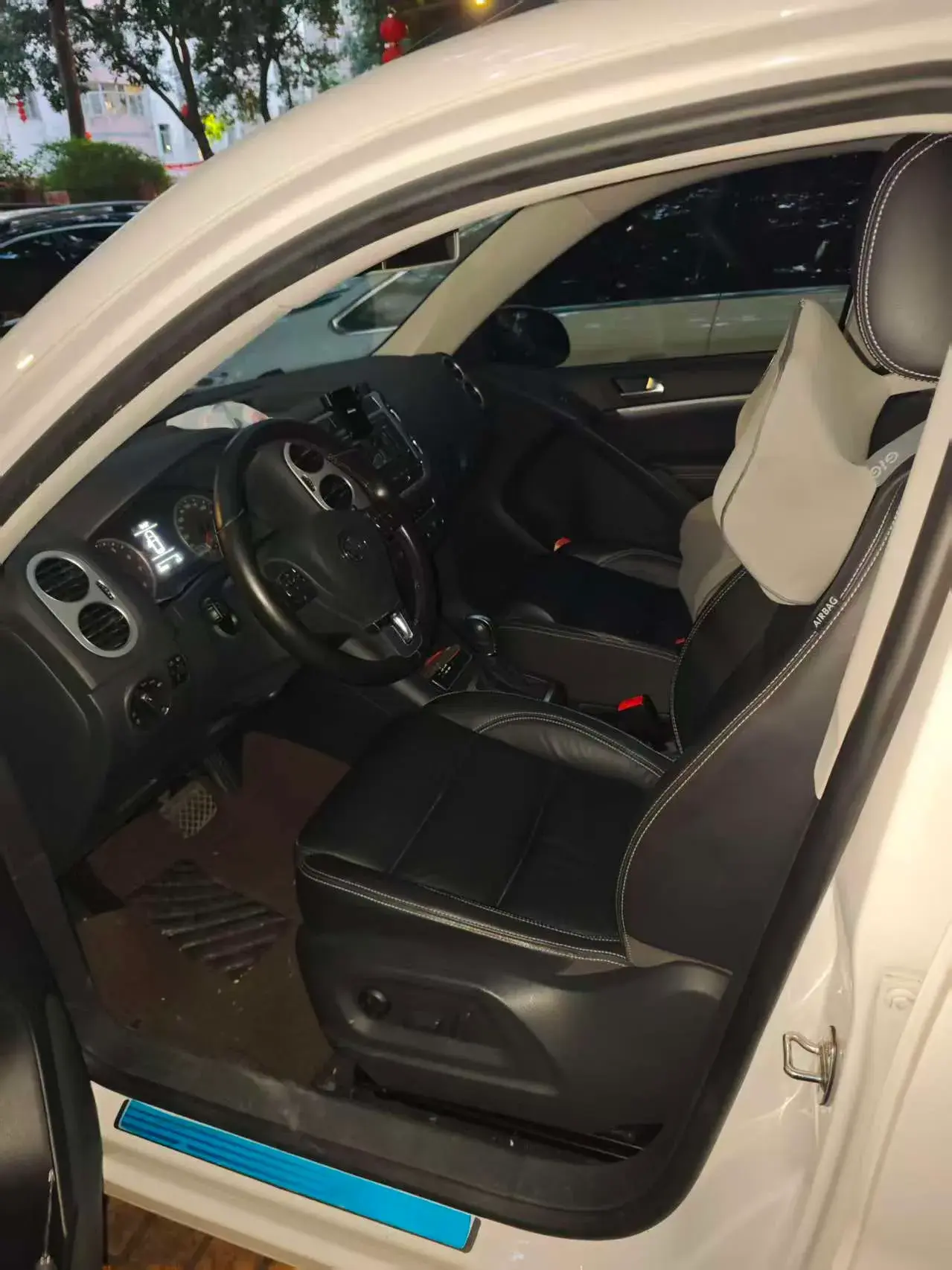 2017 VOLKSWAGEN TIGUAN thumbnail 4