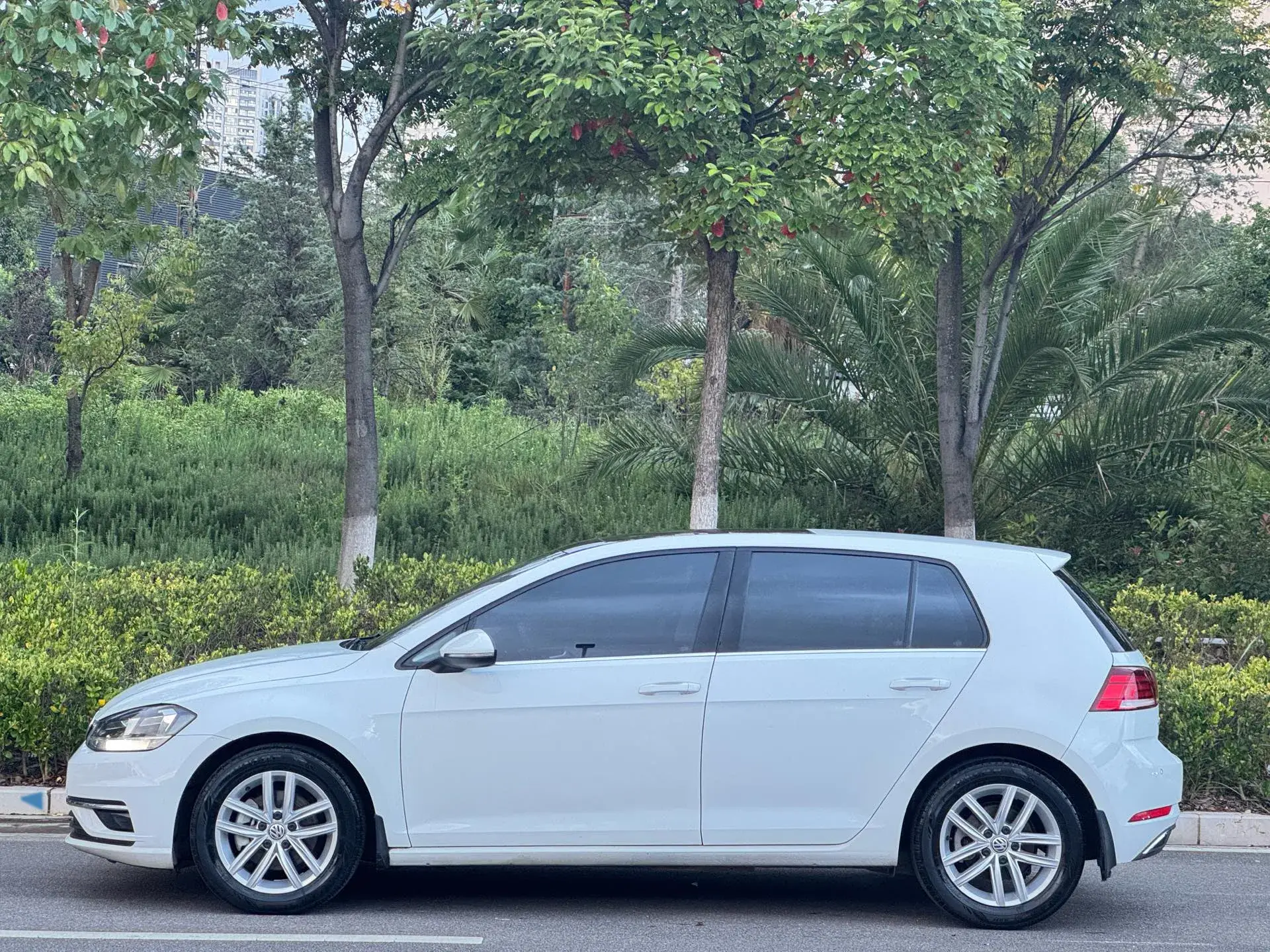 2018 VOLKSWAGEN GOLF thumbnail 3