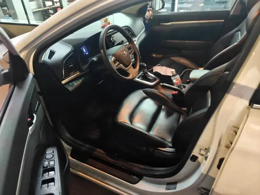 2016 HYUNDAI ELANTRA thumbnail 4