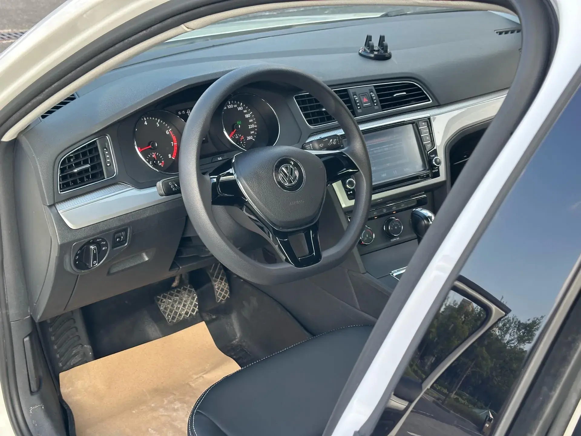 2017 VOLKSWAGEN LAMANDO thumbnail 3