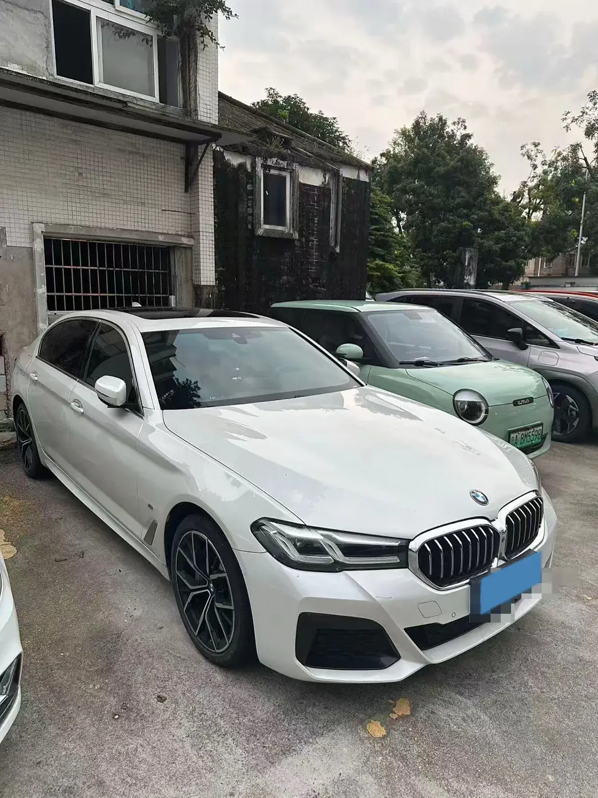 2022 BMW 5 thumbnail 2