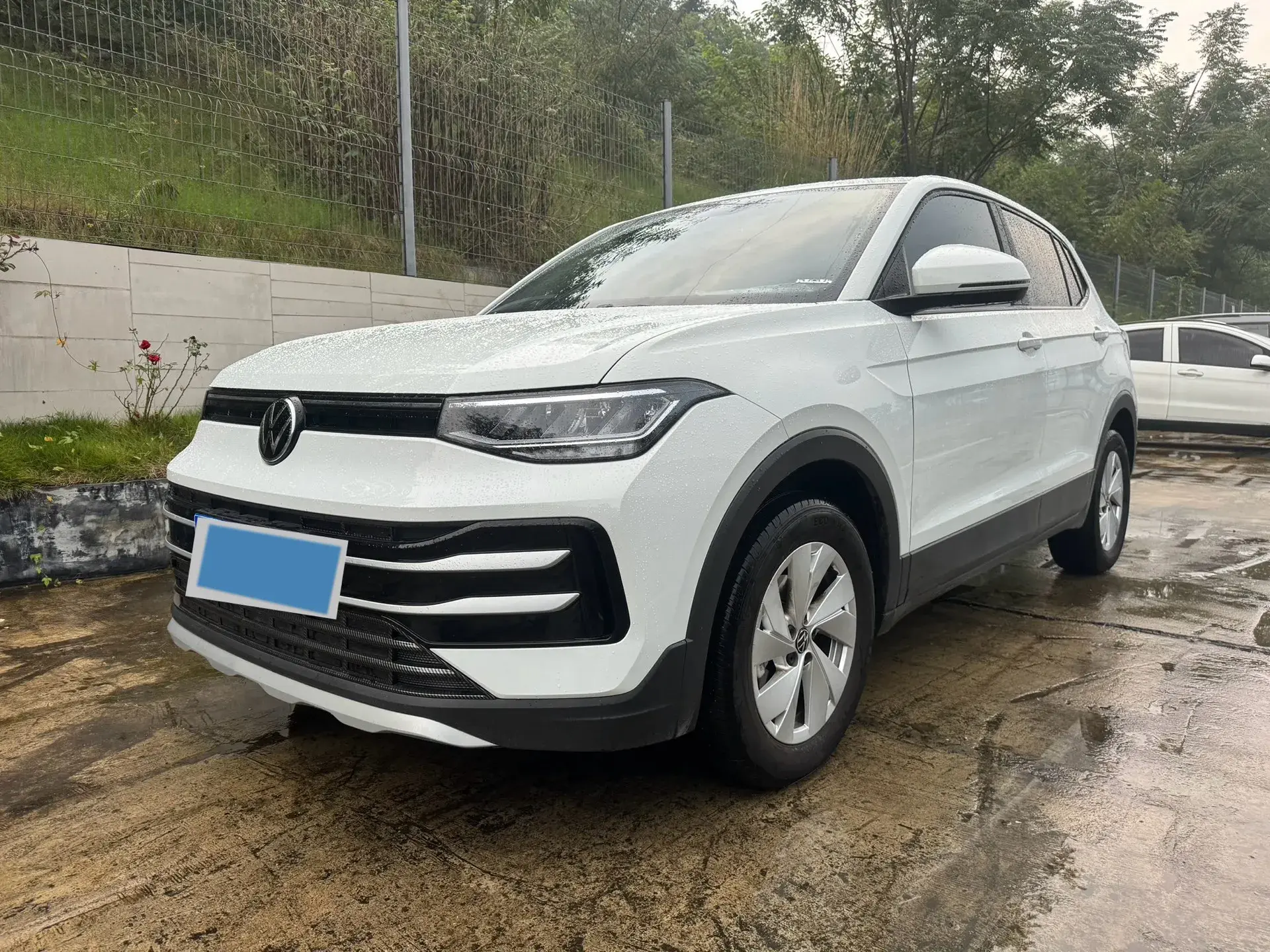 2025 VOLKSWAGEN THARU view 1