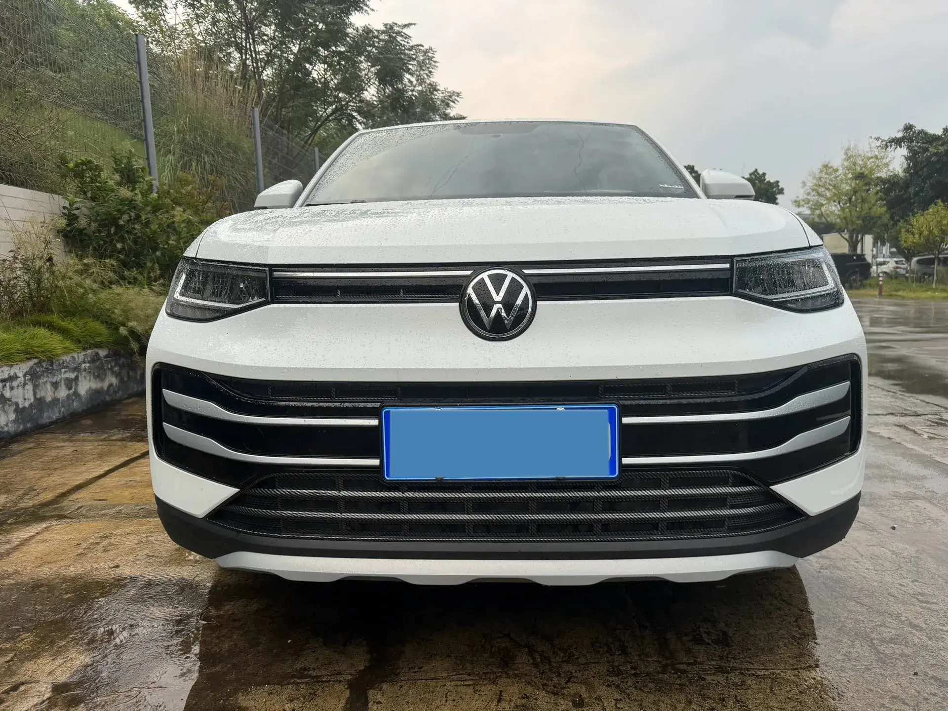 2025 VOLKSWAGEN THARU thumbnail 2