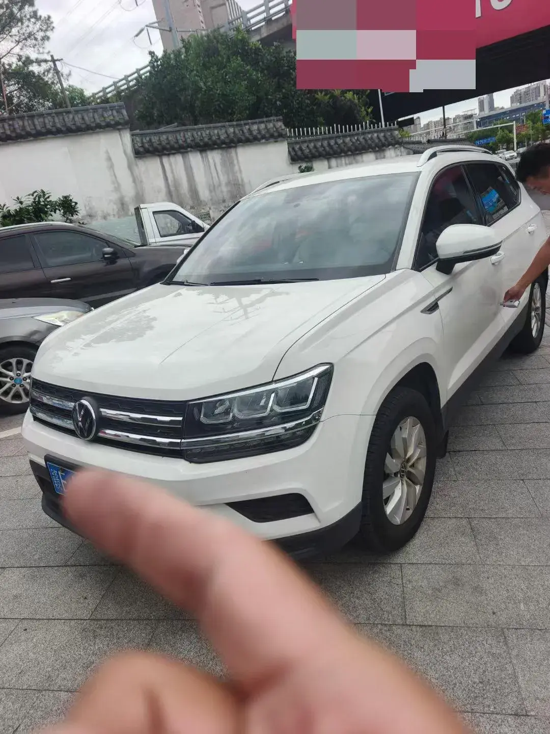 2021 VOLKSWAGEN THARU view 1