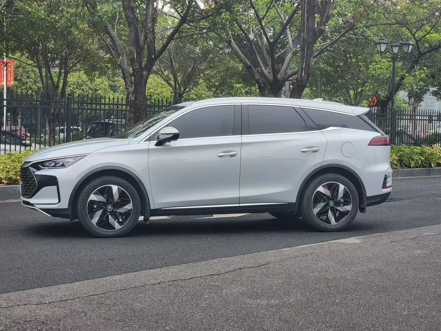 2024 BYD TANG thumbnail 3