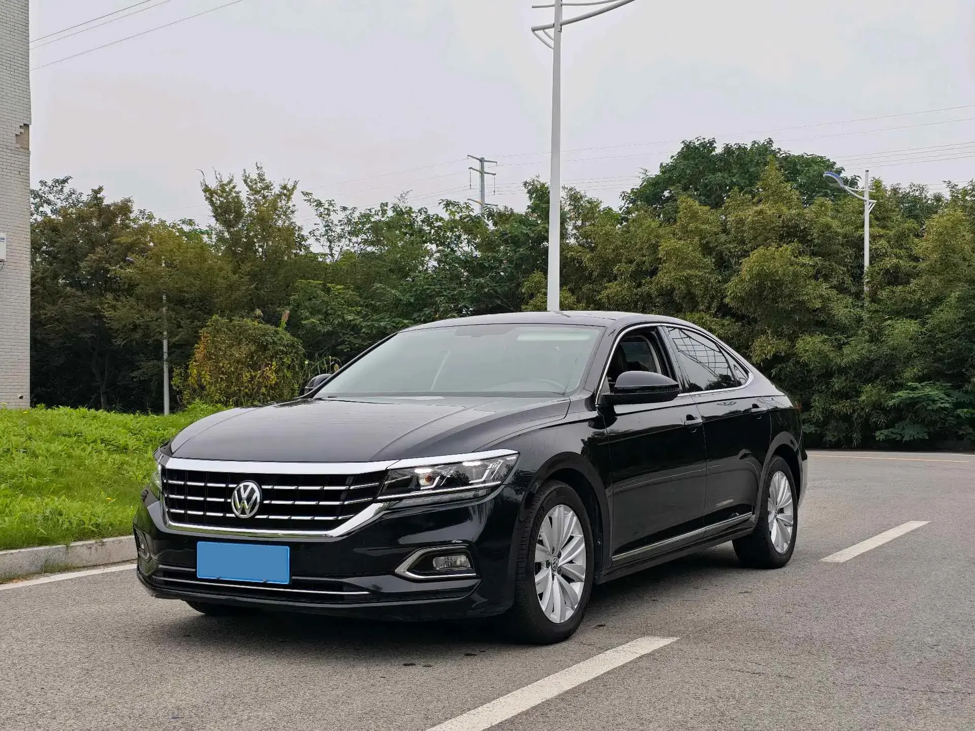 2019 VOLKSWAGEN PASSAT view 1