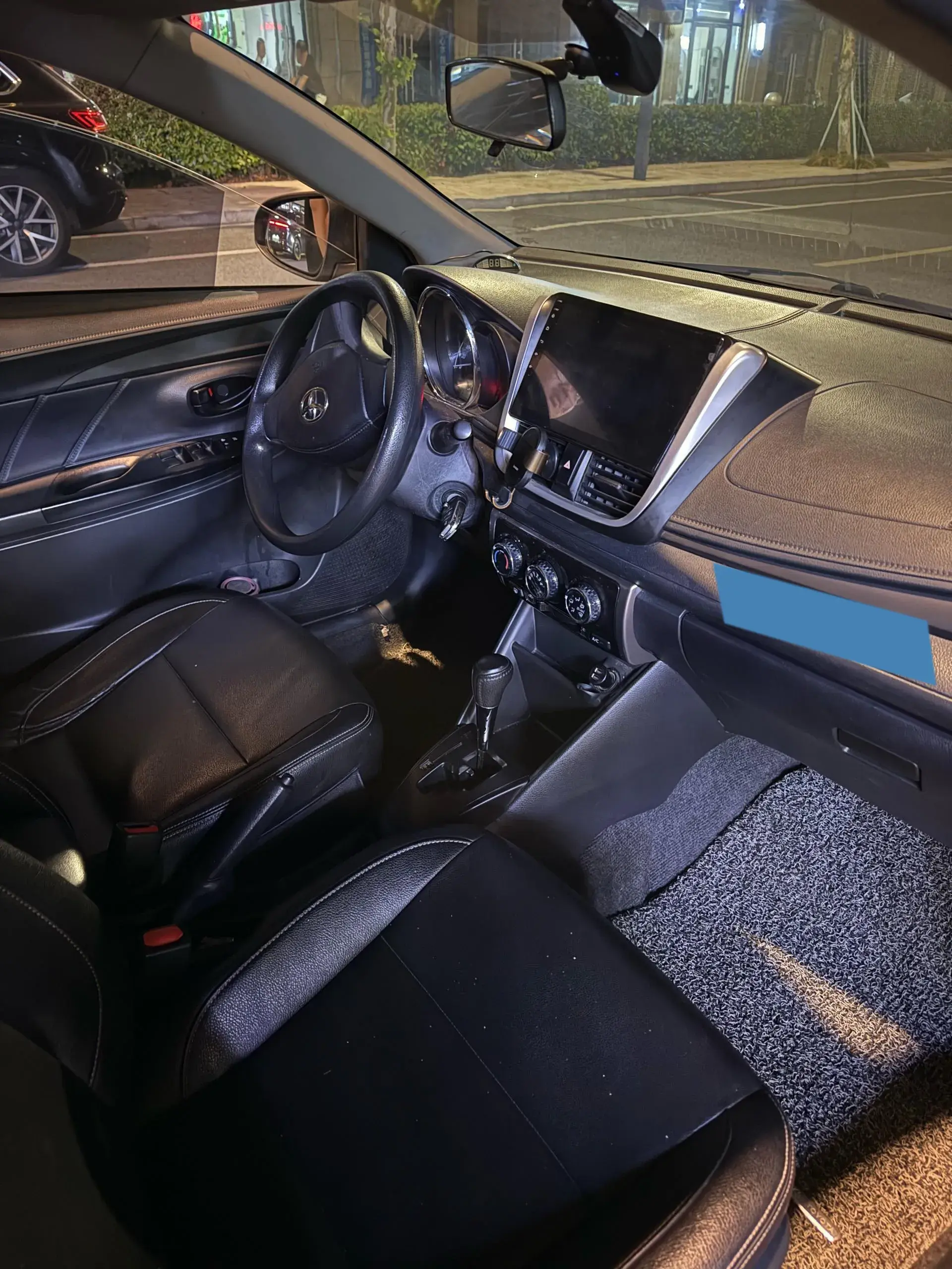 2019 TOYOTA YARIS thumbnail 3