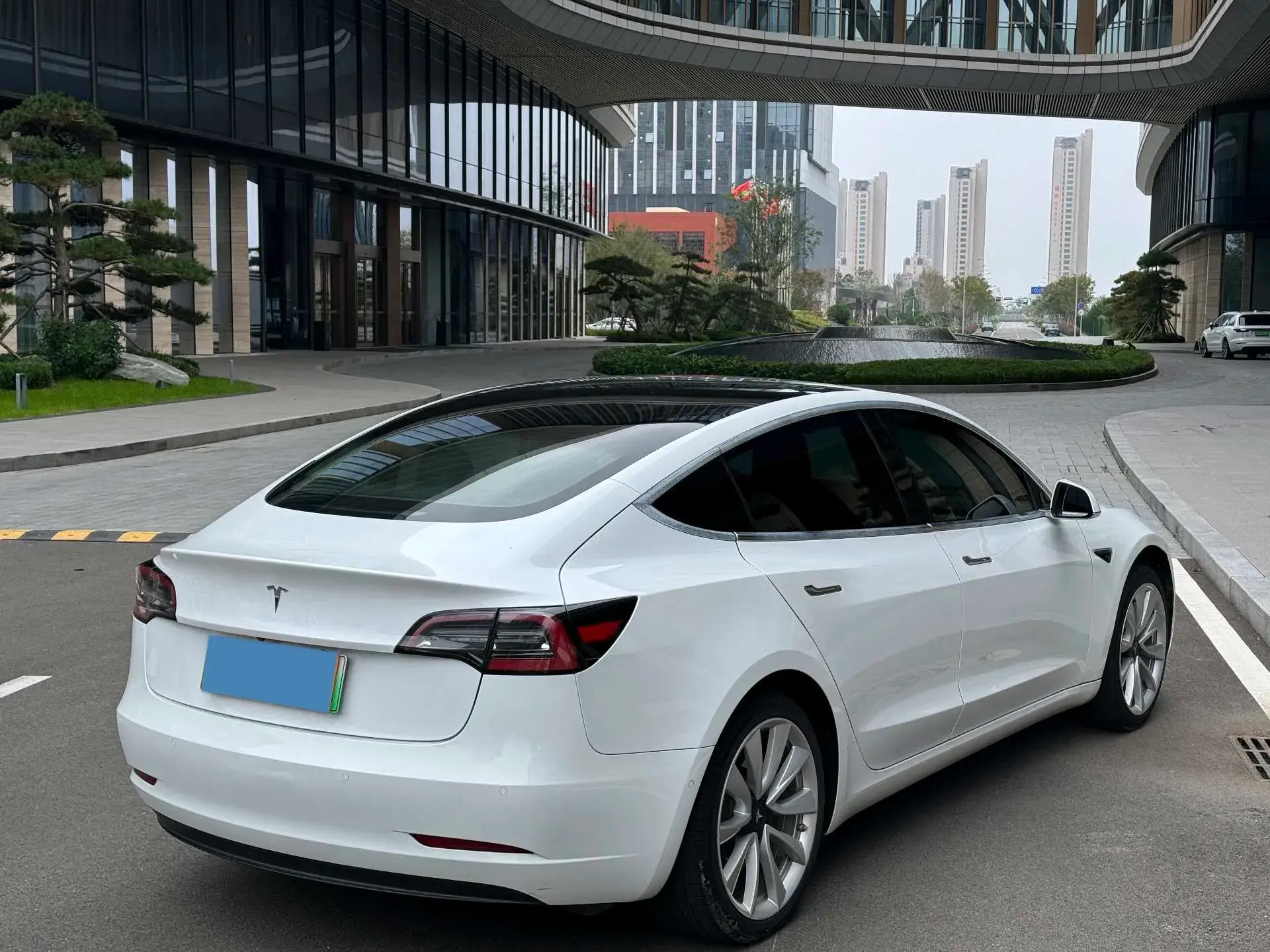 2019 TESLA MODEL thumbnail 4