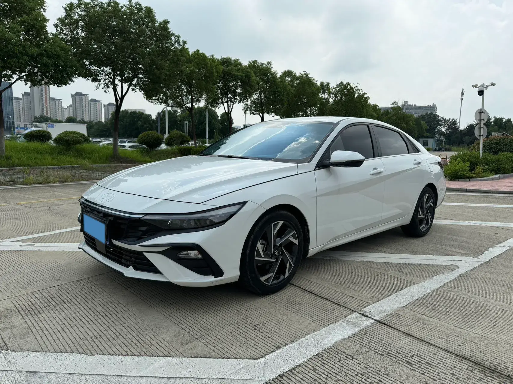 2023 HYUNDAI ELANTRA view 1