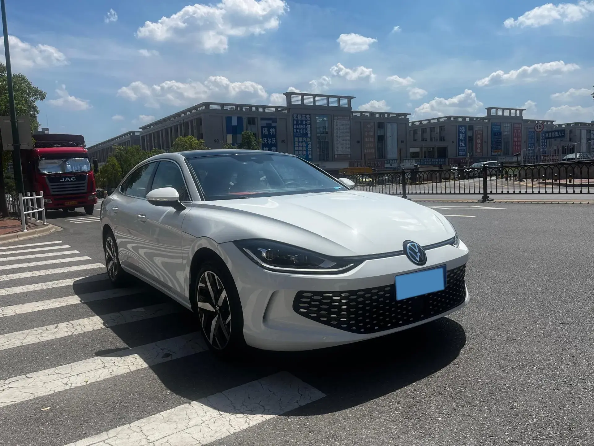 2024 VOLKSWAGEN LAMANDO thumbnail 2