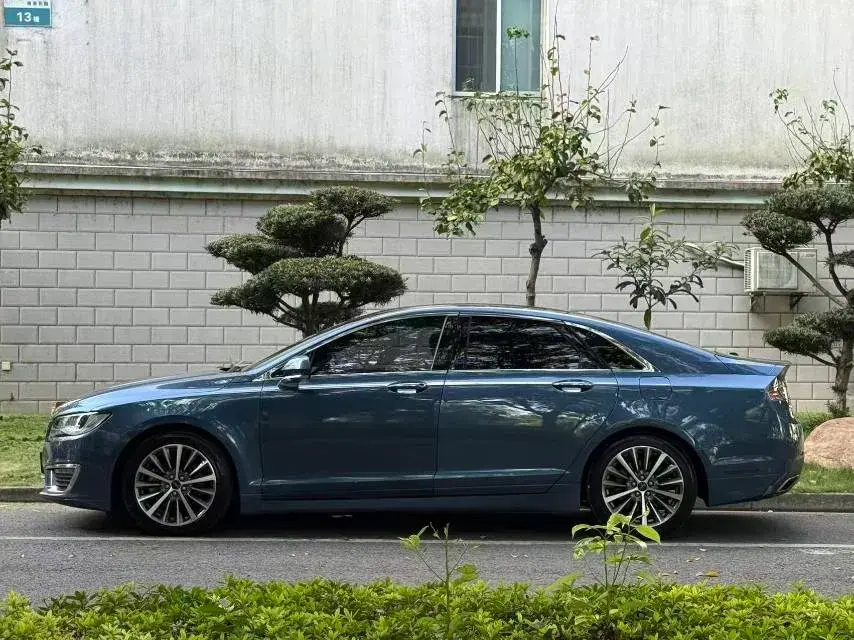 2018 LINCOLN MKZ thumbnail 3