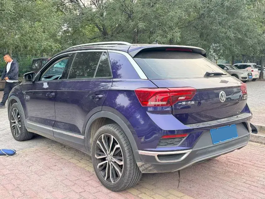 2019 VOLKSWAGEN T-ROC thumbnail 4