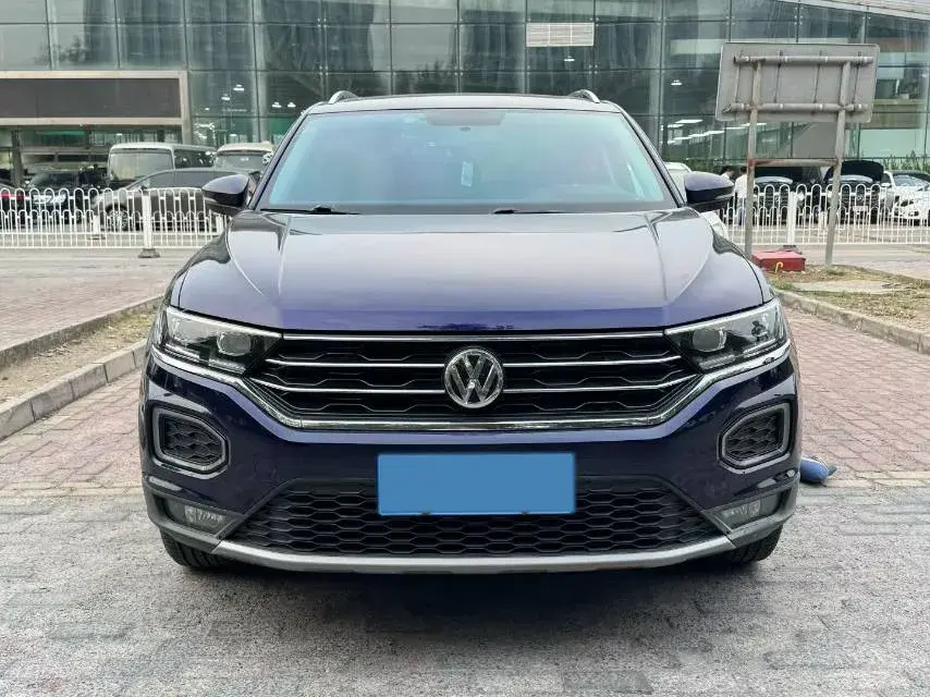 2019 VOLKSWAGEN T-ROC thumbnail 3