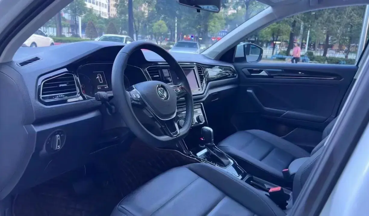 2019 VOLKSWAGEN T-ROC thumbnail 2