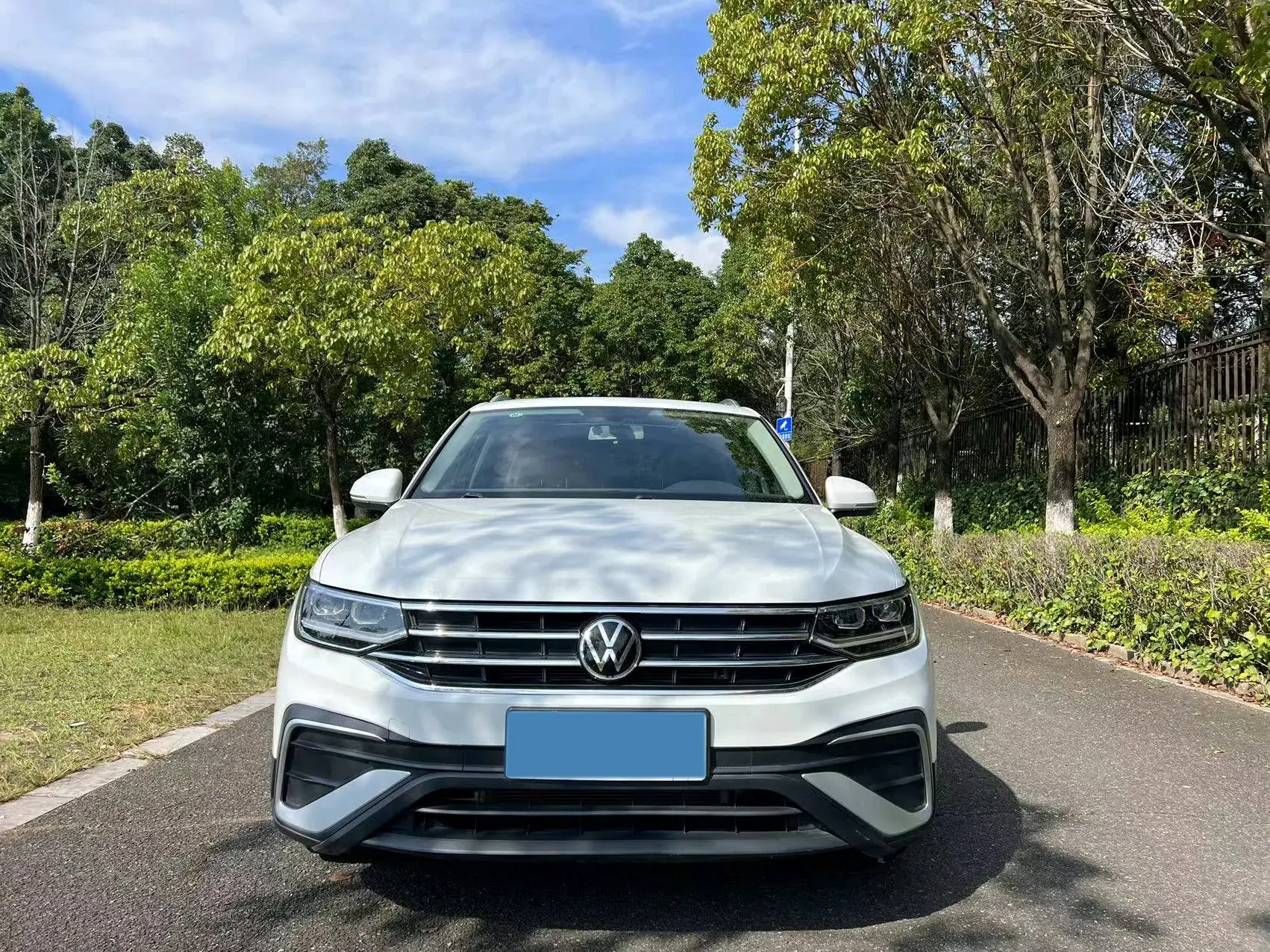 2023 VOLKSWAGEN TIGUAN thumbnail 2