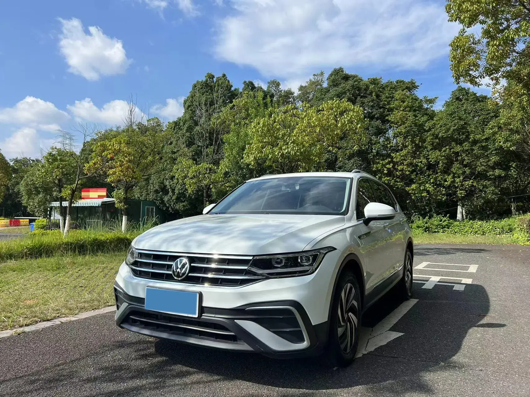 2023 VOLKSWAGEN TIGUAN view 1