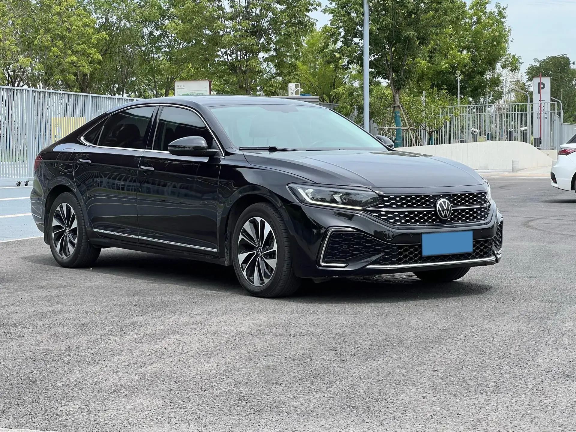 2023 VOLKSWAGEN PASSAT thumbnail 3