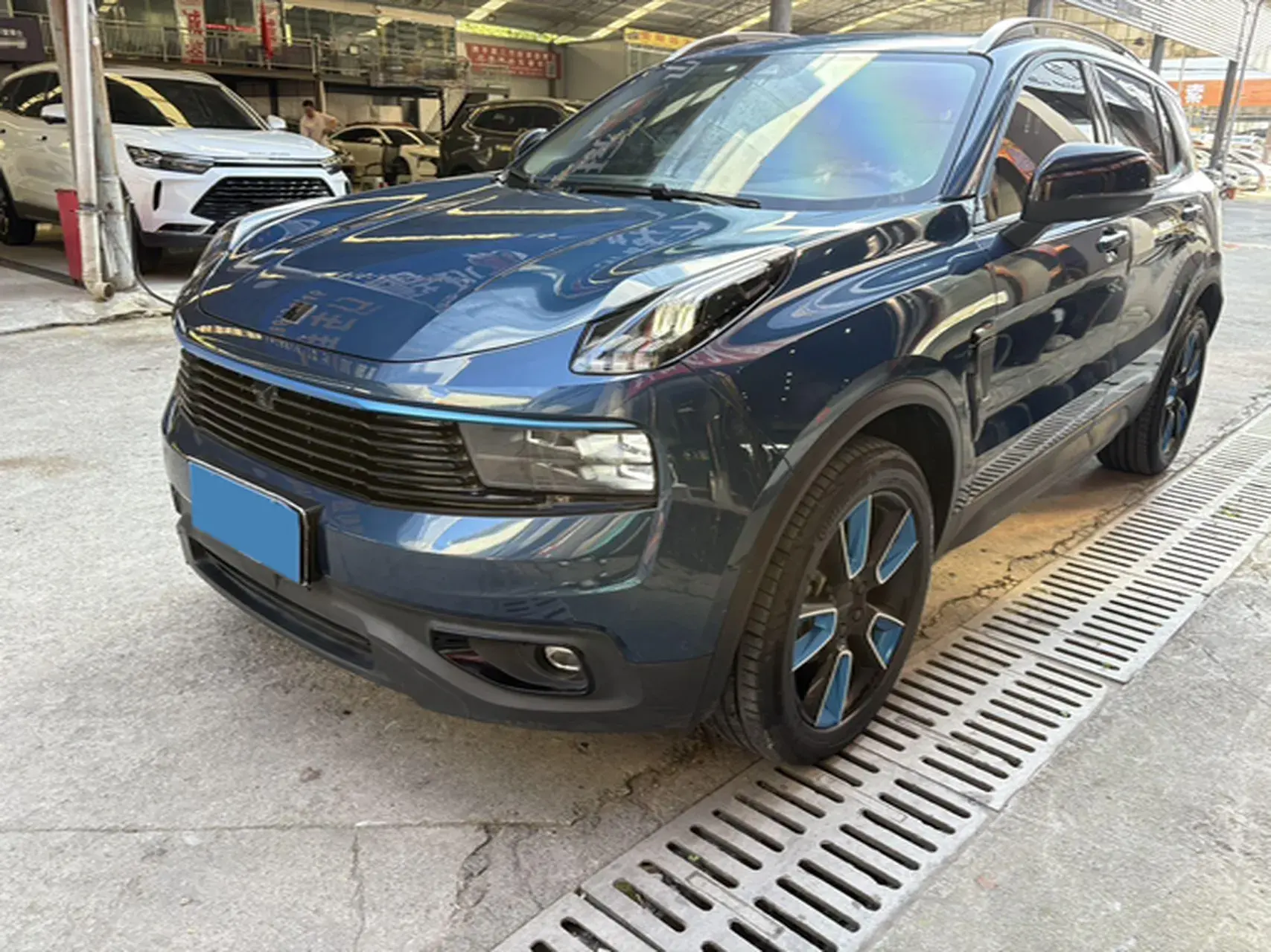 2019 LYNK&CO 01 view 1