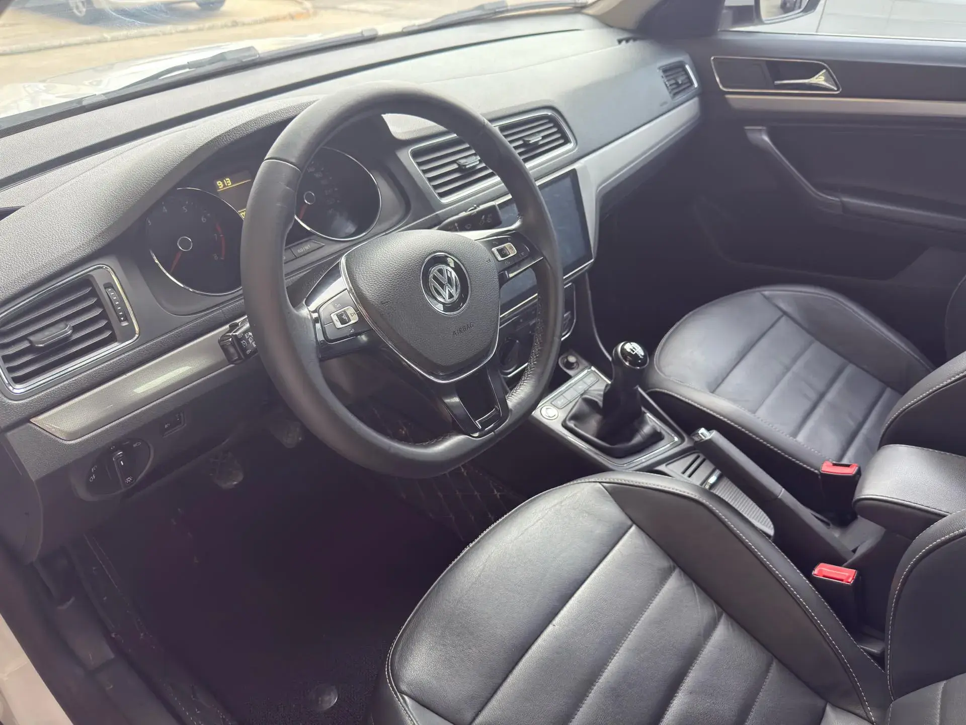 2017 VOLKSWAGEN LAVIDA thumbnail 2