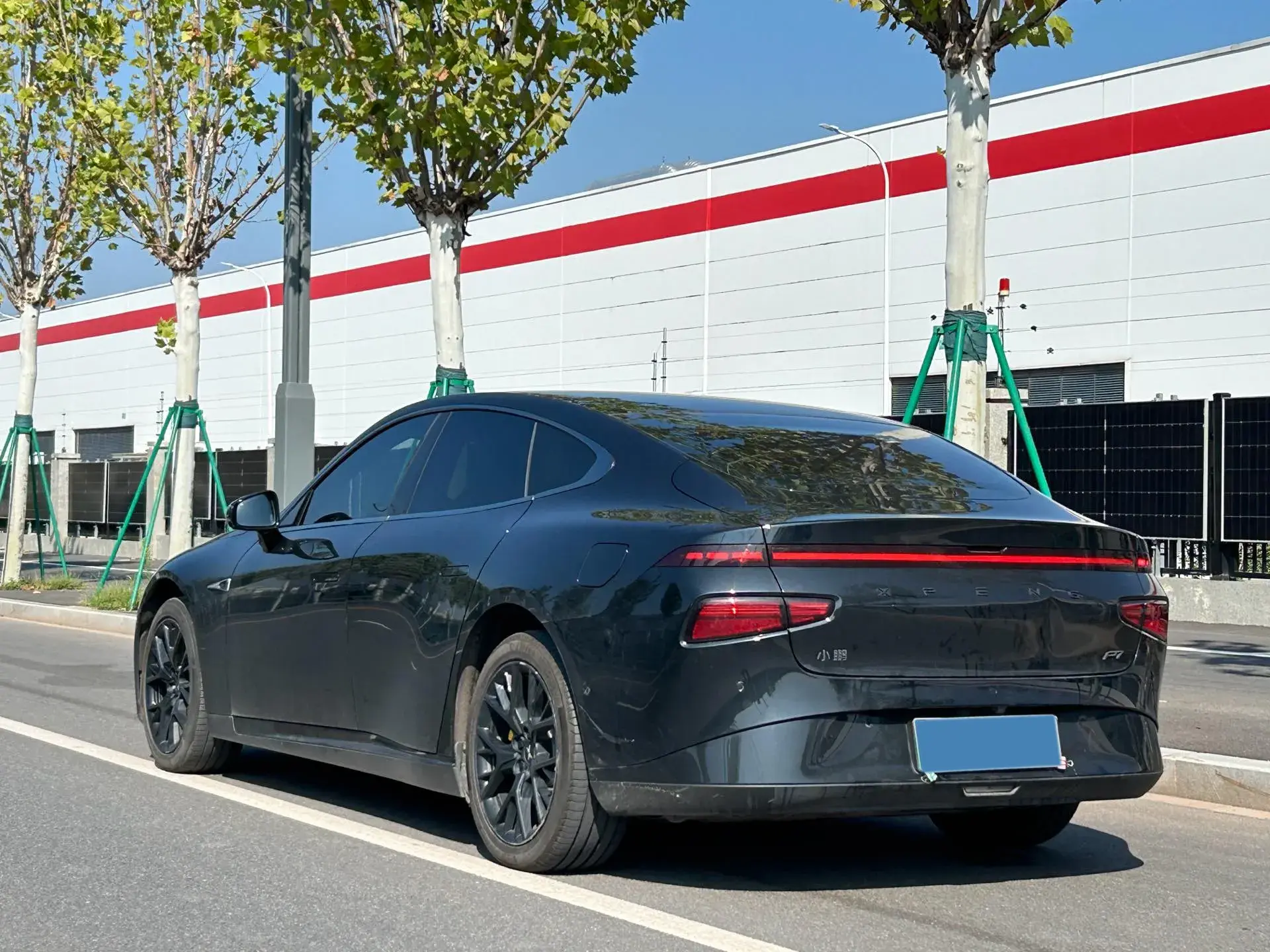 2023 XPENG P7 thumbnail 3