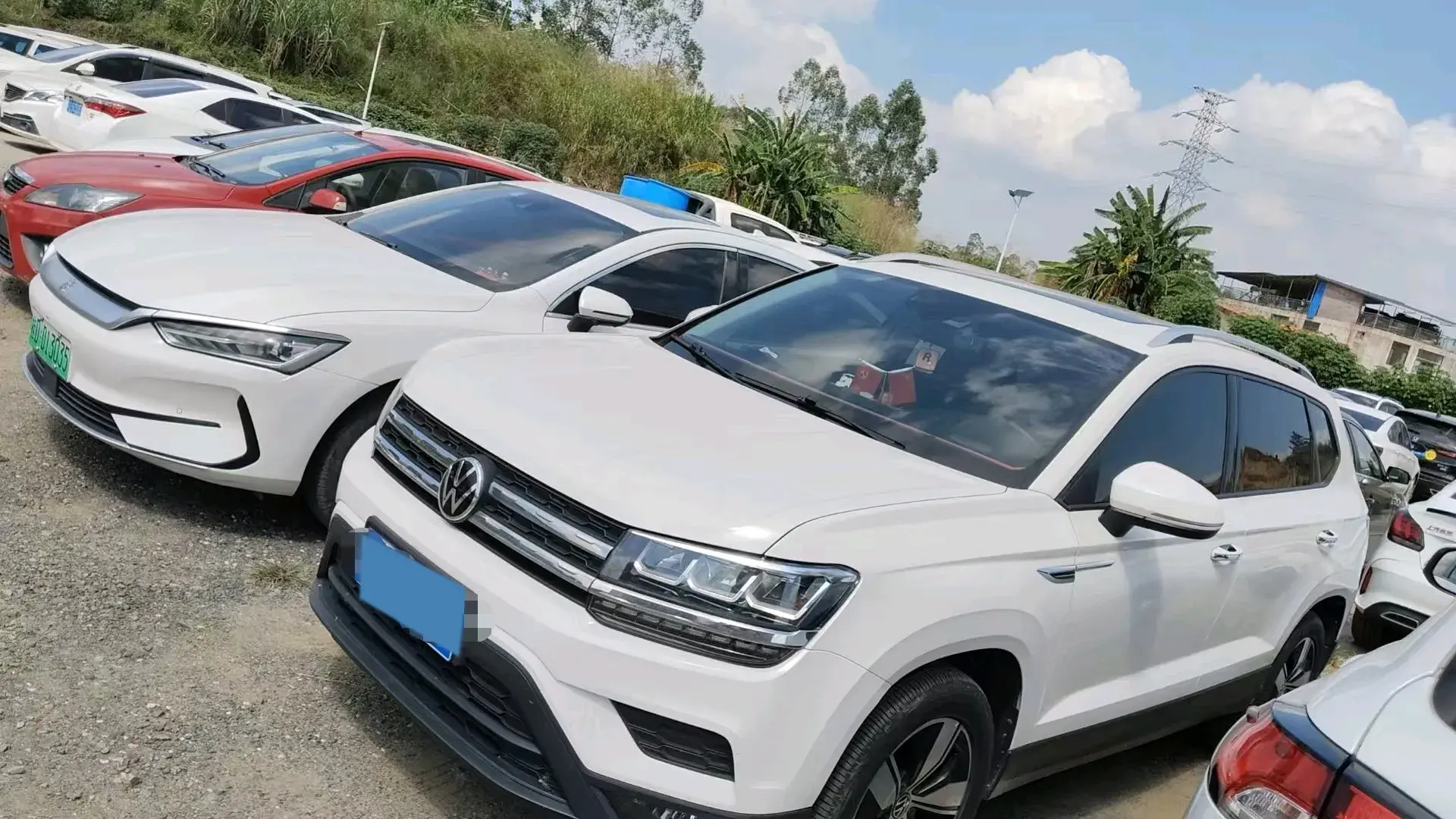 2021 VOLKSWAGEN THARU view 1