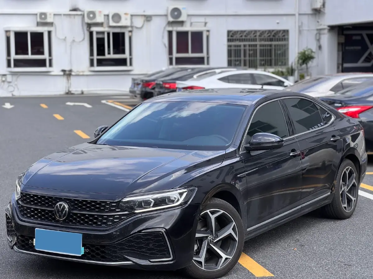 2023 Volkswagen Passat 2.0T 186HP L4 7DCT