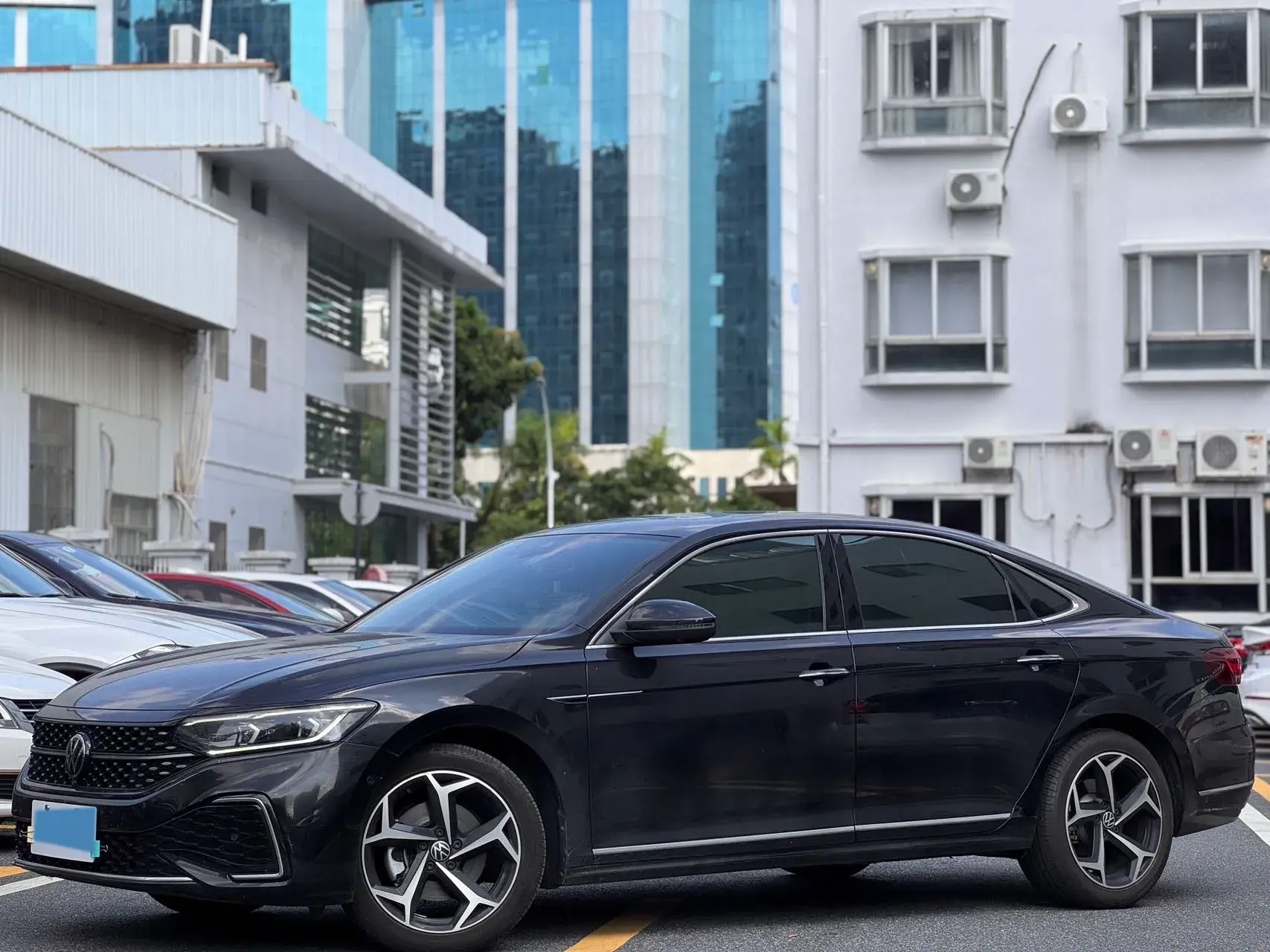 2023 VOLKSWAGEN PASSAT thumbnail 2