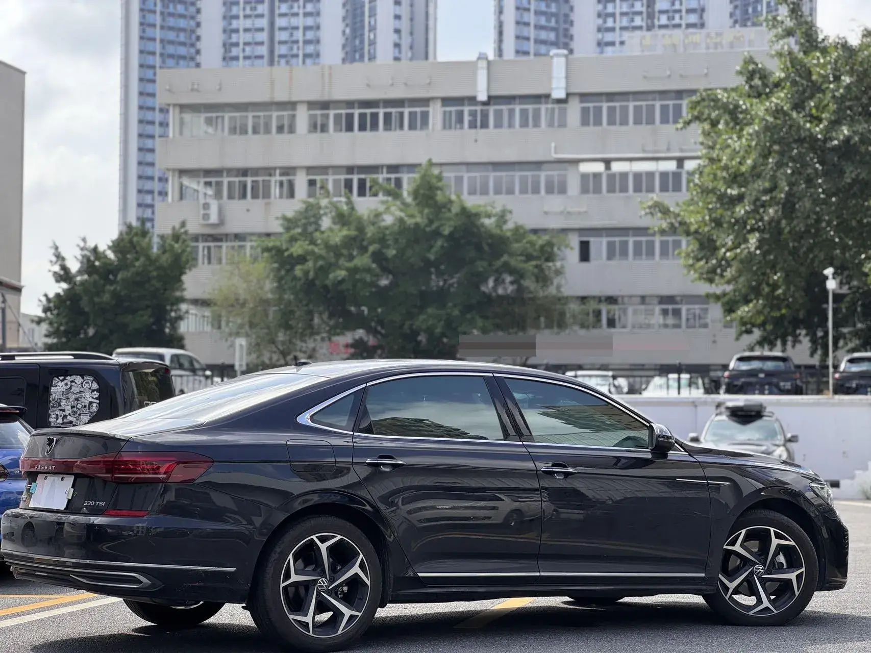 2023 VOLKSWAGEN PASSAT thumbnail 4