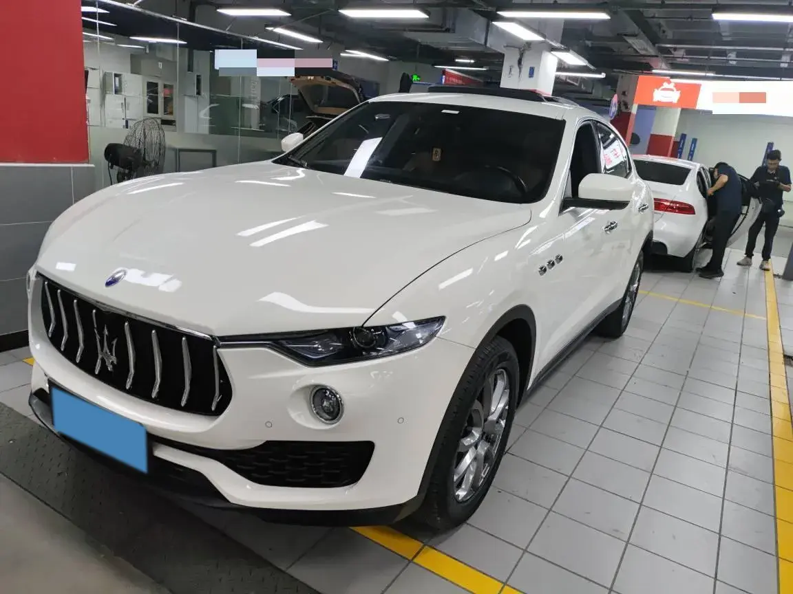 2021 MASERATI LEVANTE view 1