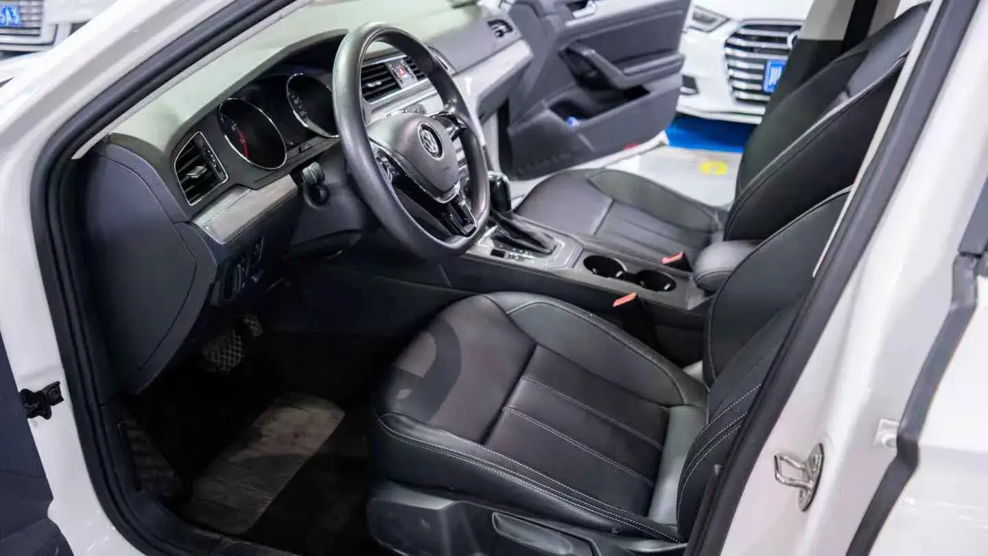 2017 VOLKSWAGEN LAMANDO thumbnail 3