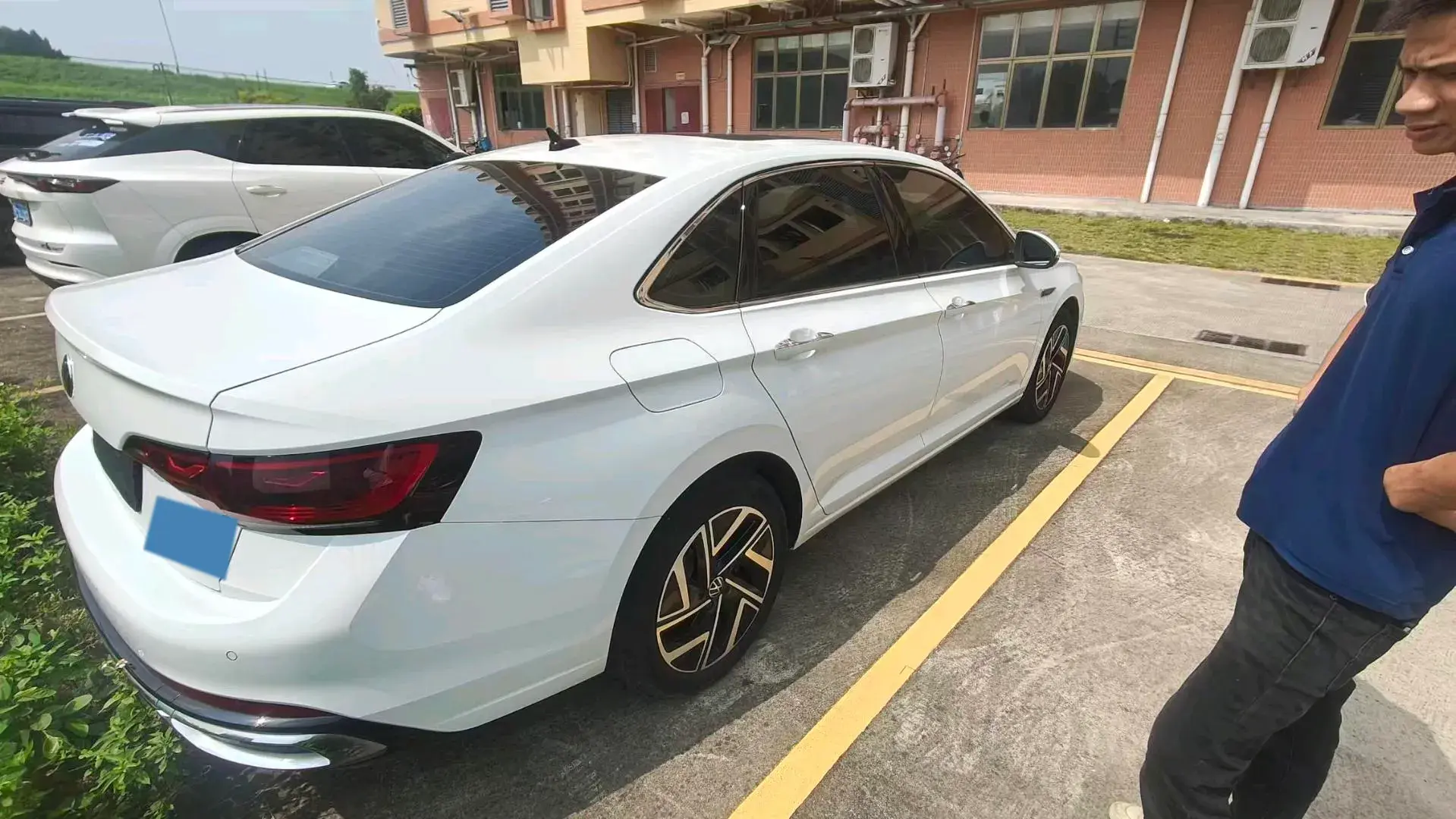 2023 VOLKSWAGEN SAGITAR thumbnail 3