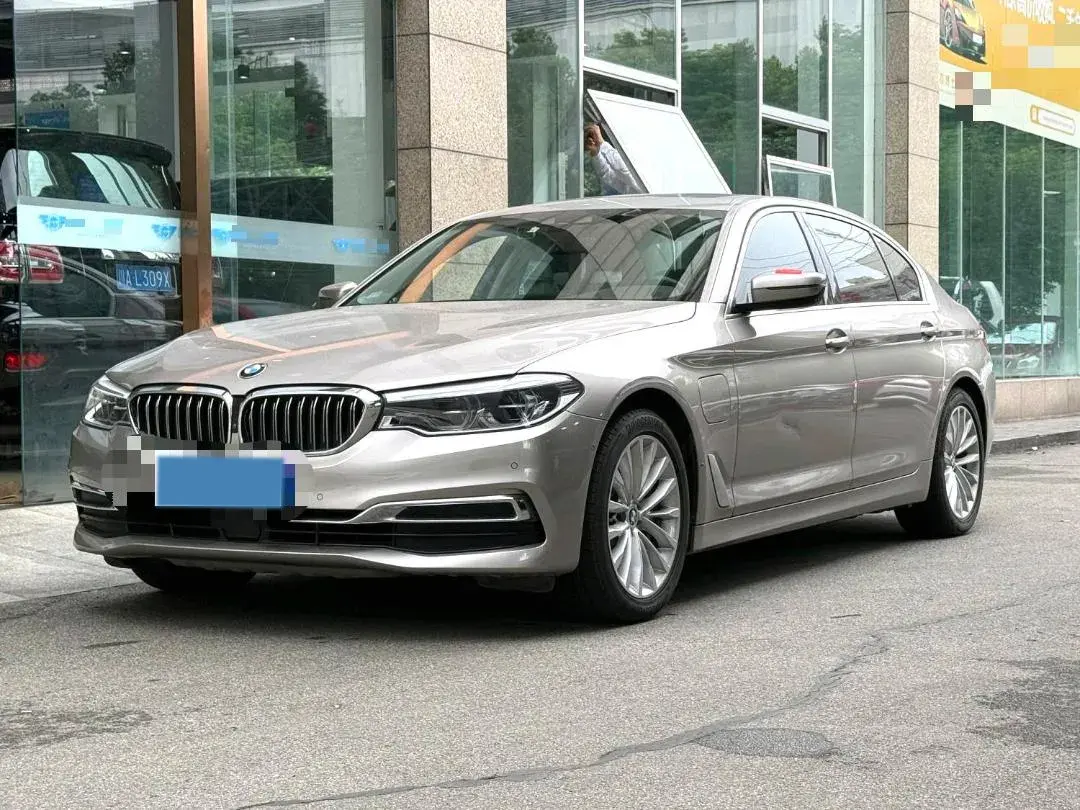 2020 BMW 5 view 1