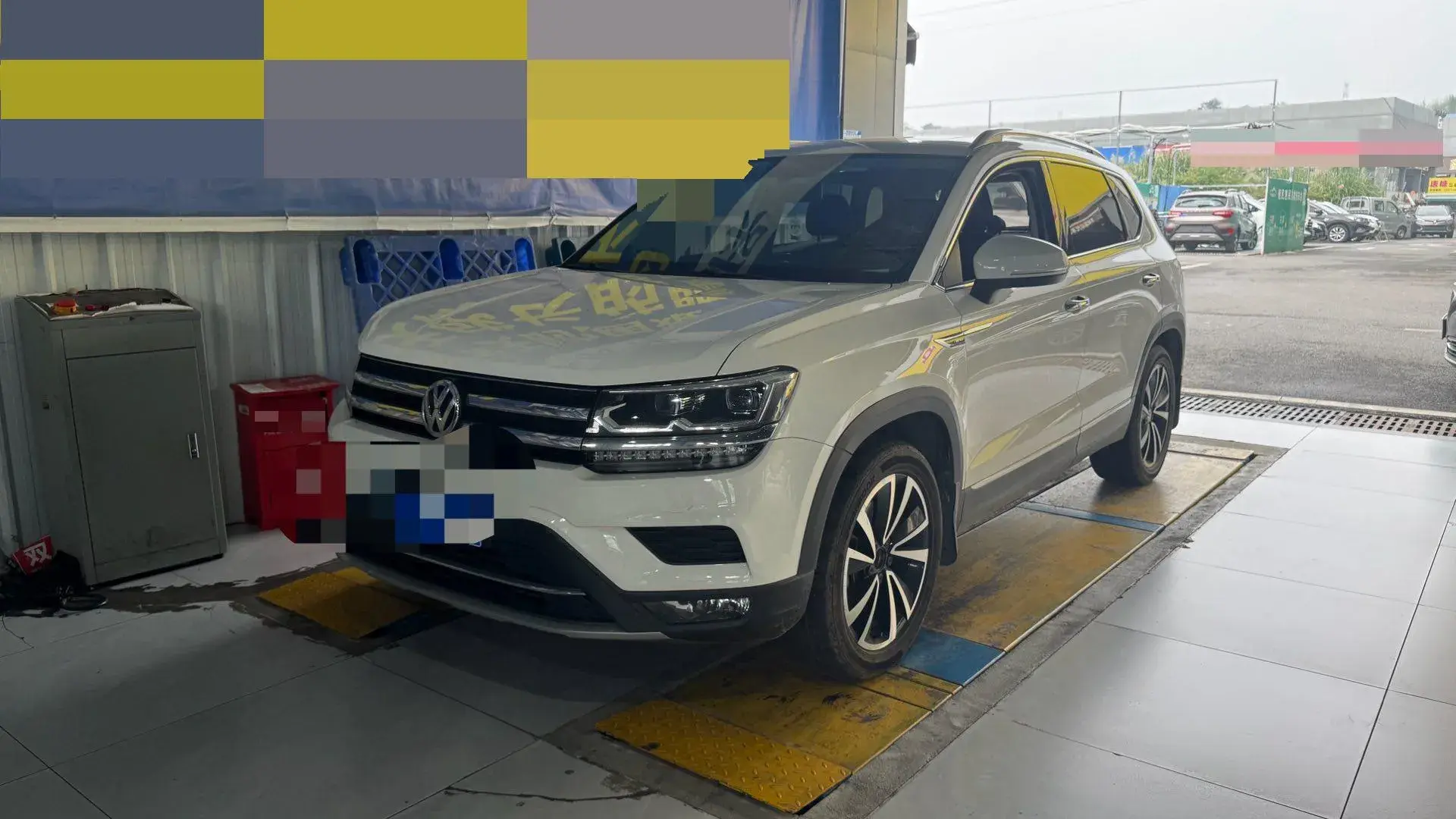 2019 VOLKSWAGEN THARU view 1