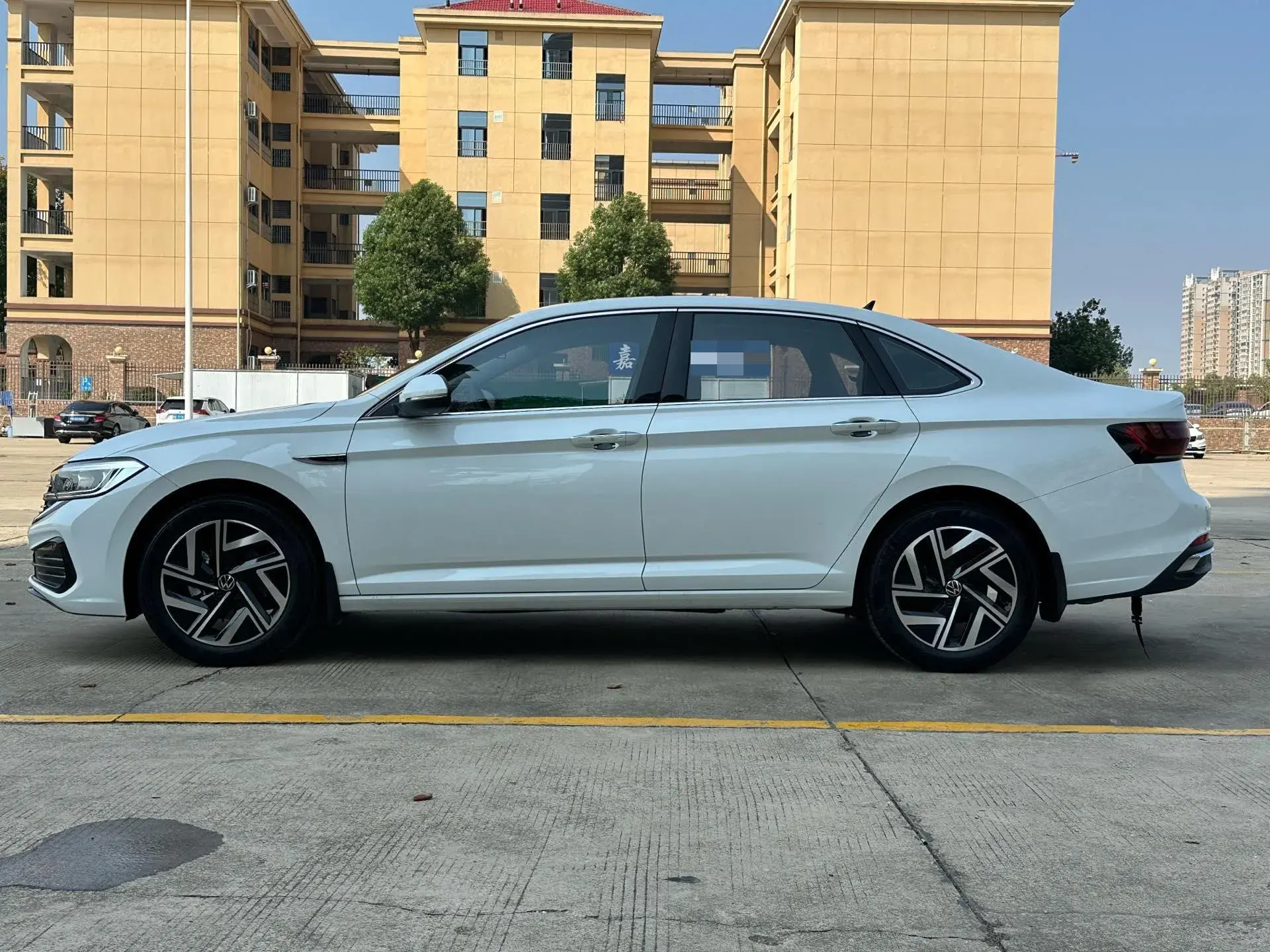 2025 VOLKSWAGEN SAGITAR thumbnail 3