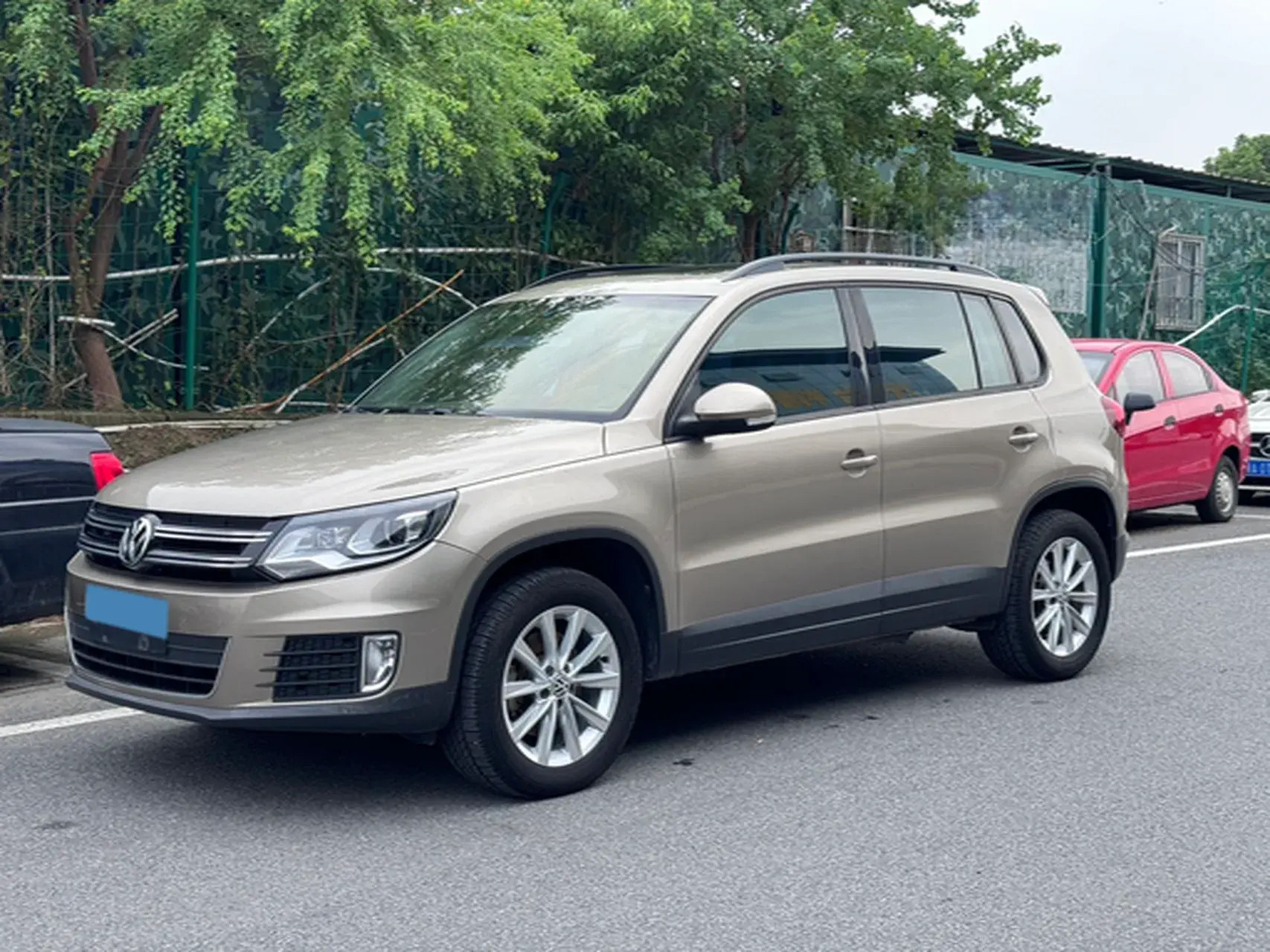 2017 VOLKSWAGEN TIGUAN view 1