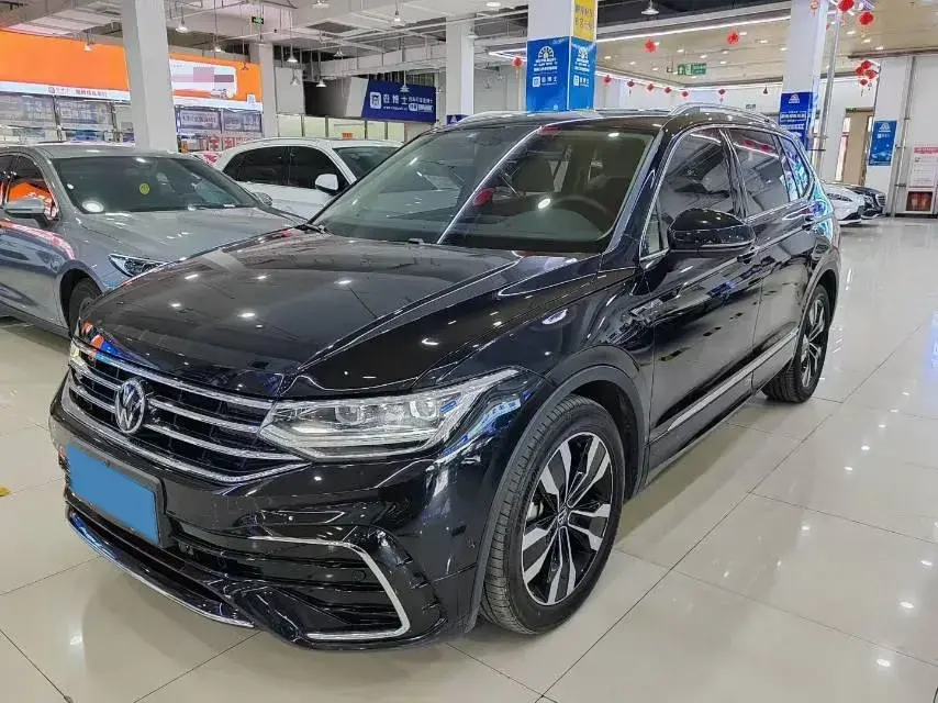 2024 VOLKSWAGEN TIGUAN view 1