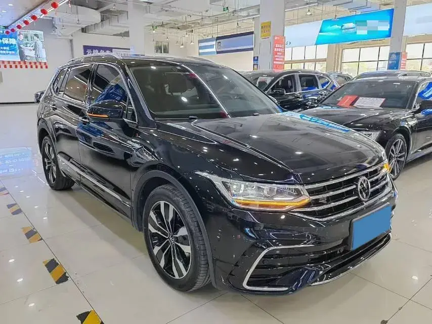 2024 VOLKSWAGEN TIGUAN thumbnail 3