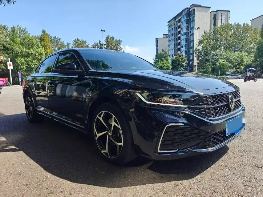 2024 VOLKSWAGEN PASSAT thumbnail 3