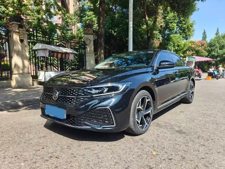 2024 VOLKSWAGEN PASSAT view 1