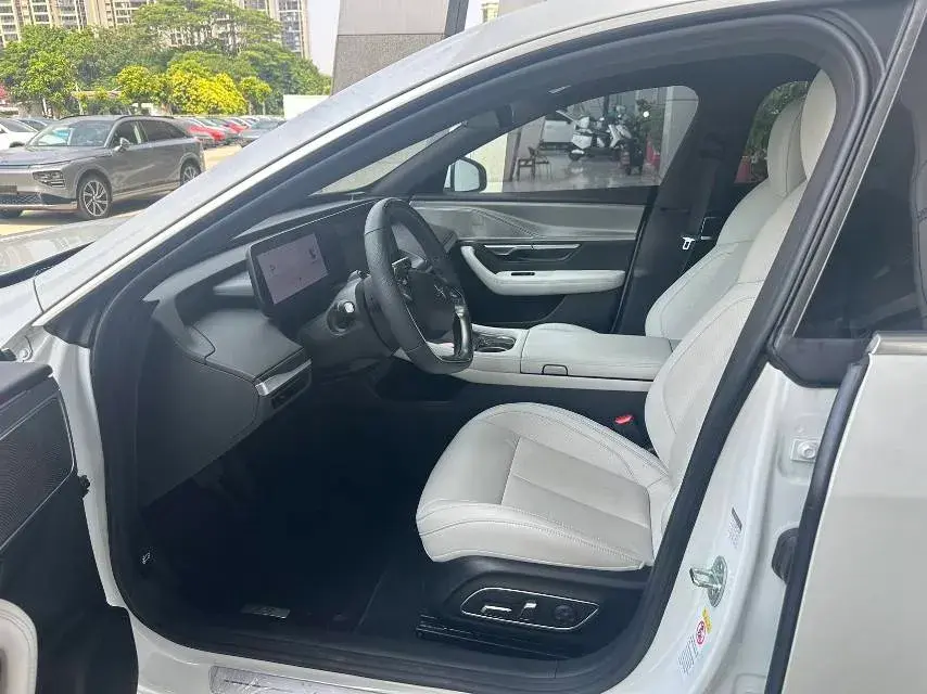 2023 XPENG P7 thumbnail 4