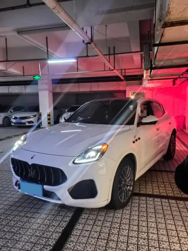 2022 MASERATI LEVANTE view 1