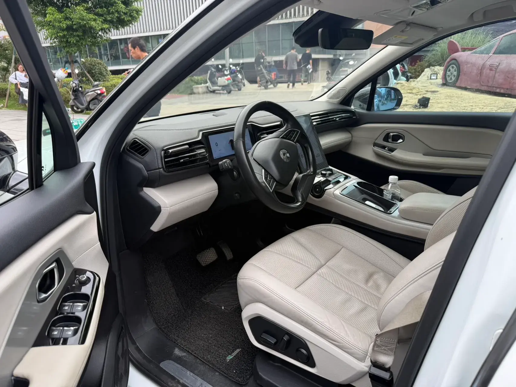 2018 NIO ES8 thumbnail 3