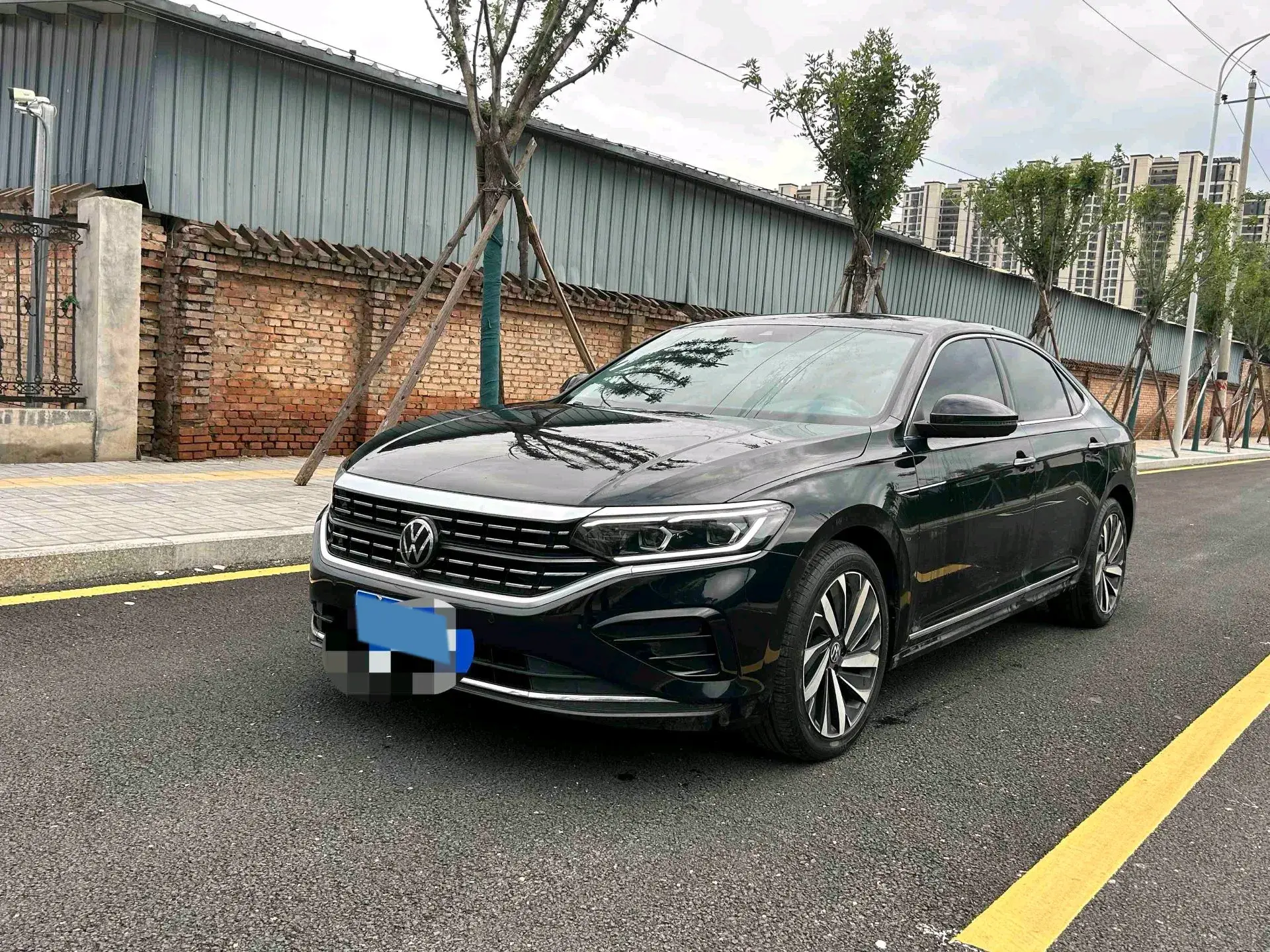 2023 VOLKSWAGEN PASSAT view 1