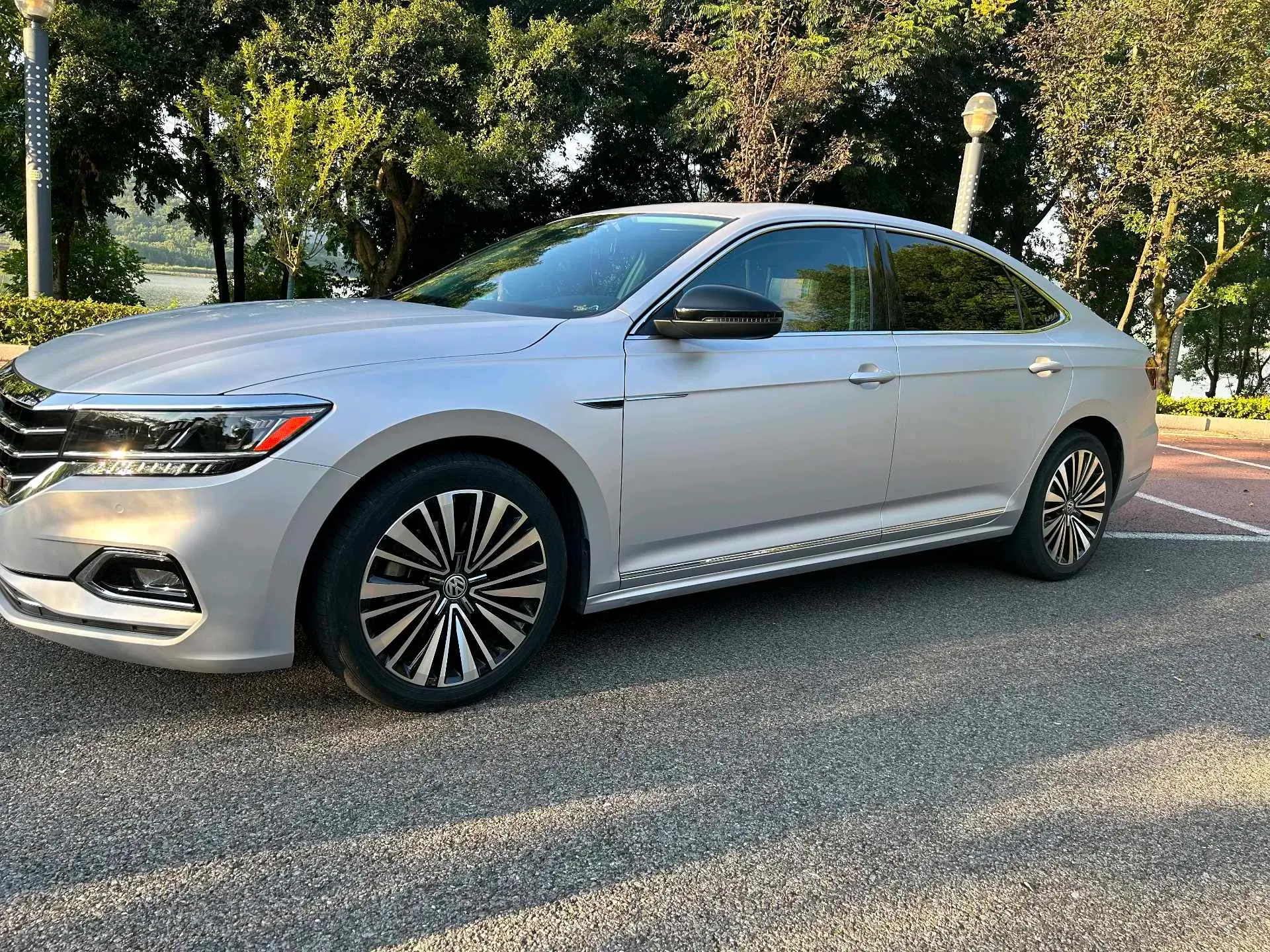 2019 VOLKSWAGEN PASSAT view 1