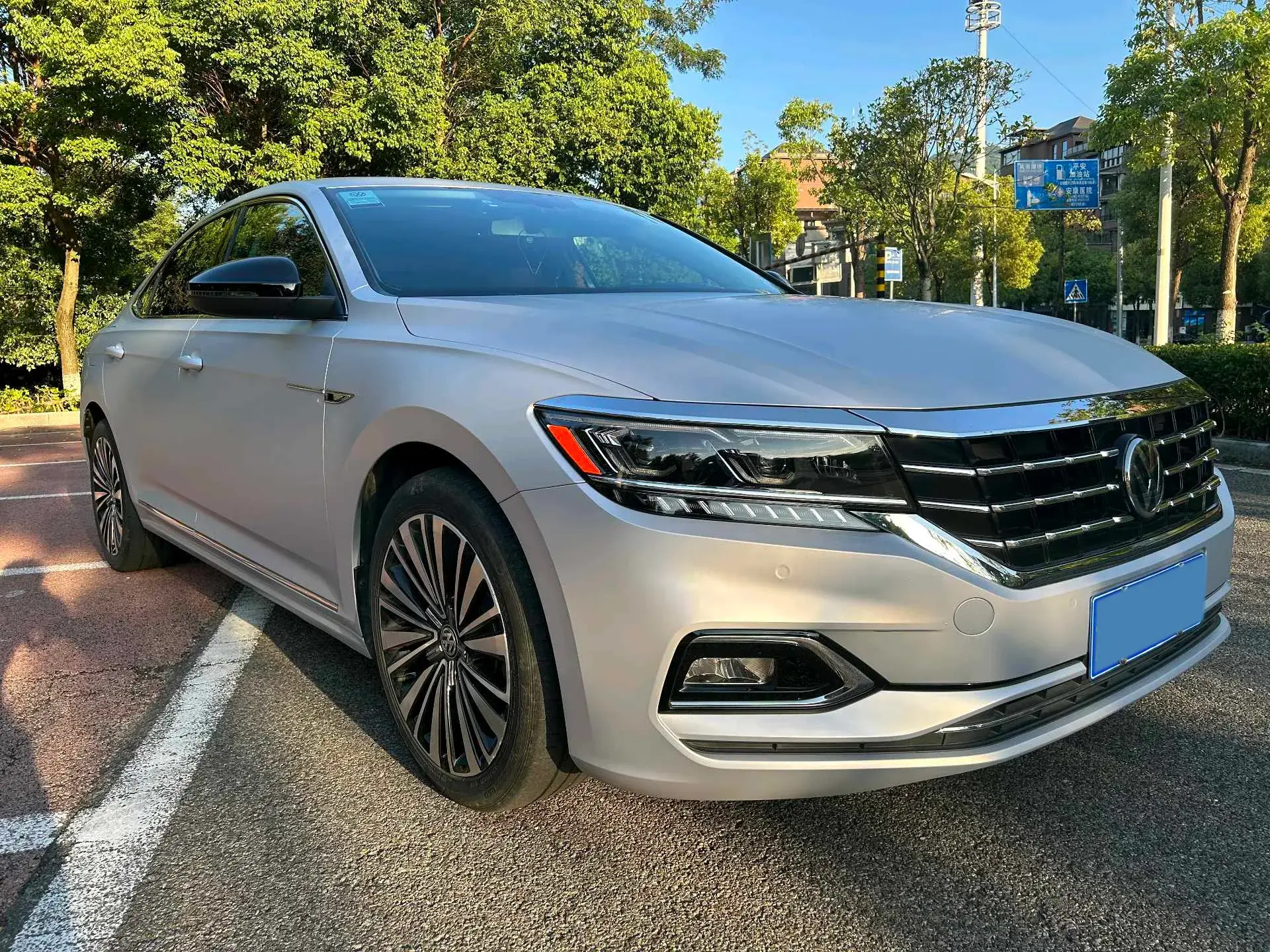 2019 VOLKSWAGEN PASSAT thumbnail 2