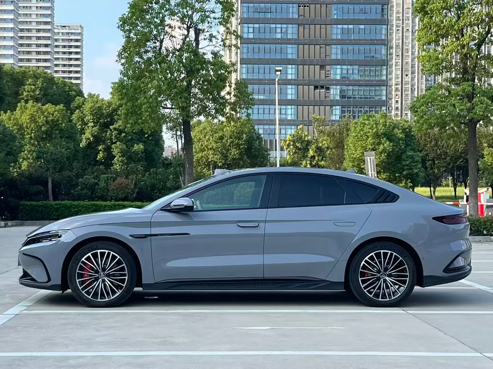 2025 BYD HAN thumbnail 3