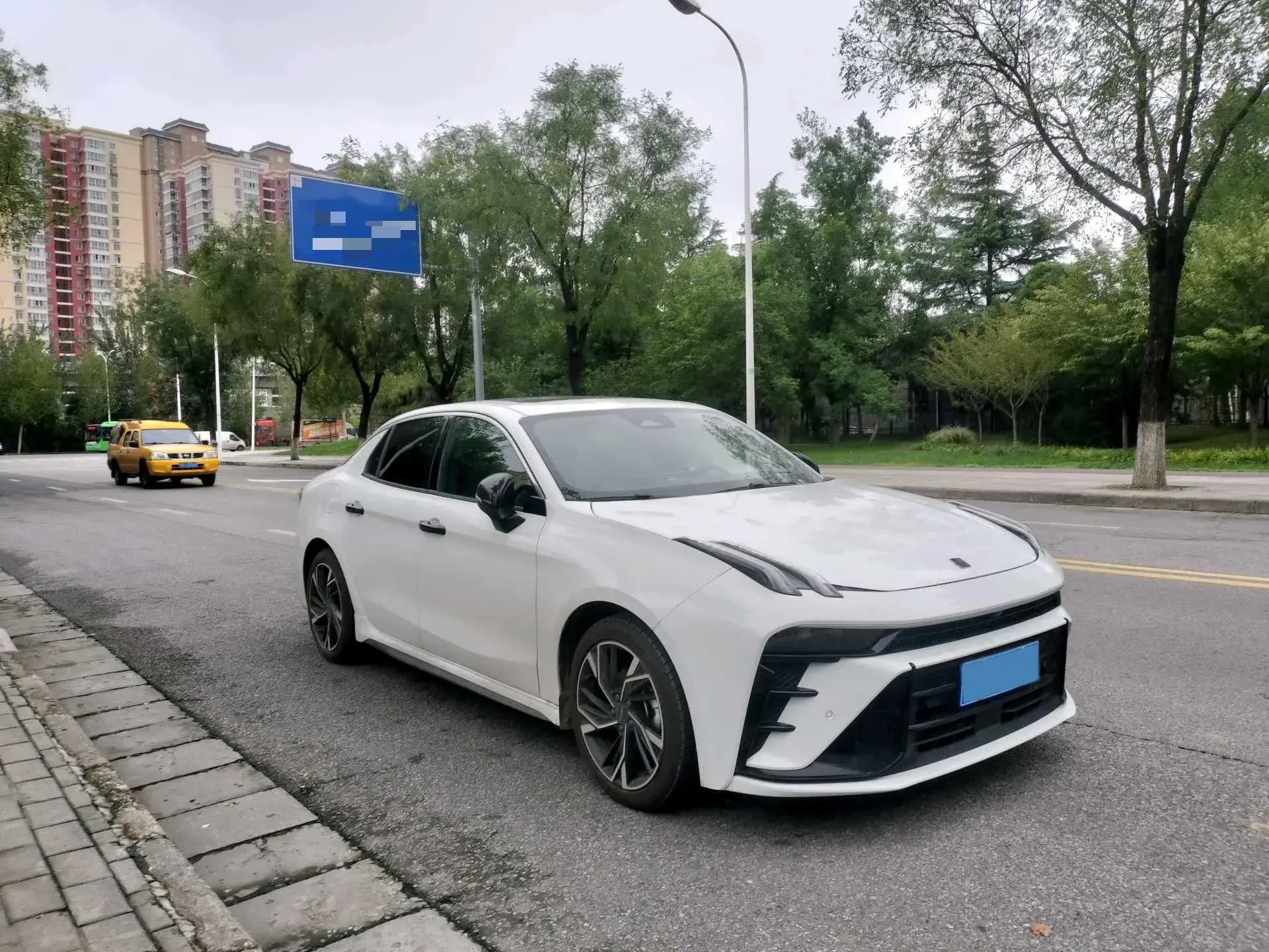 2025 LYNK&CO 03 thumbnail 3